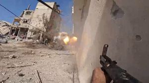 يظهر في التسجيل الجديد مقاتلو القسام وهم يطلقون قذائف صاروخية من طراز "الياسين 105" تجاه دبابات للاحتلال- إعلام القسام