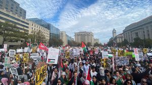 خرجت مظاهرات في واشنطن دعماً لفلسطين وللمطالبة بإيقاف الحرب- اكس