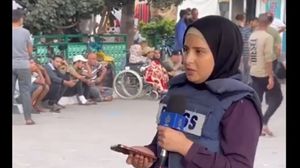 ابنة الصحفية تقف بجانبها بسبب تواصل القصف على المنازل- إكس
