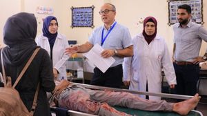 ماينارد يعلم الطلاب في جامعة غزة الإسلامية كيفية معالجة الحالات الحرجة- بي بي سي