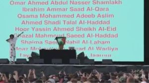 ريدفيل وهو يعرض أسماء شهداء غزة أمام جمهوره - مشهد من الفيديو 