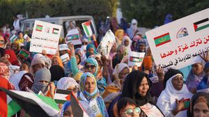 ارتدت حرم الرئيس الموريتاني الكوفية الفلسطينية خلال مشاركتها في المسيرة التي جابت شوارع رئيسية في العاصمة- عربي21
