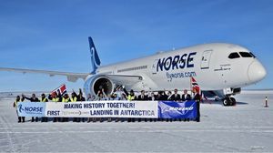 هبطت طائرة مدنية من طراز دريملاينر على مدرج جليدي- شركة الطيران النرويجية