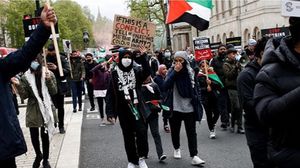 يحتج طلاب المدارس في بريطانيا ضد جرائم الاحتلال بحق أطفال غزة- الأناضول 