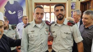 الضابط المقتول جمال عباس مع رئيس أركان الاحتلال هرتسي هاليفي- إكس
