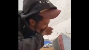 شاب يجمع بقايا قطرات المطر من خيمته من أجل شربها- إكس