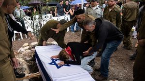 جنازة أحد الجنود القتلى في معارك غزة- جيتي