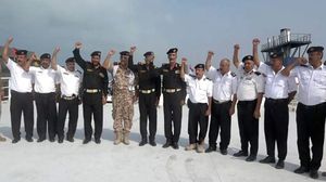 قائد القوات البحرية التابعة للحوثيين وعدد من الضباط على ظهر السفينة المحتجزة جالاكسي ليدر