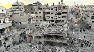 لم تتوقف الغارات التي تشنها طائرات الاحتلال ولا القصف المدفعي على شتى أرجاء قطاع غزة- جيتي