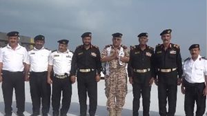 طمأن قائد القوات البحرية اليمنية الطاقم على متن السفينة المستولى عليها بالقول إنهم "ضيوف اليمن"- الإعلام الحربي اليمني (إكس)