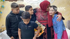 نشر مركز معلومات وادي الحلوة صورا للأسيرة المحررة فدوى حمادة لدى لقائها أطفالها