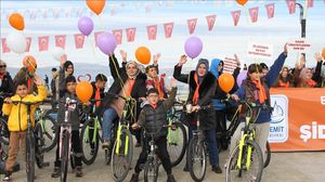 نساء تركيات يطلقن بالونات تضامنا مع النساء في غزة- الأناضول 