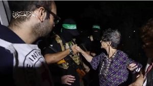 صافحت المحتجزة الإسرائيلية عناصر حماس عند إطلاق سراحها