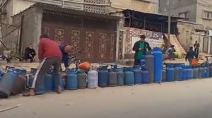 طوابير لمئات الأمتار من الفلسطينيين من أجل تعبئة اسطوانة غاز- عربي21