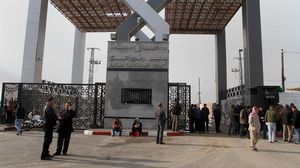يطلب ضباط مصريون مبالغ تصل إلى 7000 دولار مقابل تسهيل مرور الشخص الواحد من غزة إلى مصر عبر معبر رفح- جيتي