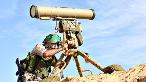 مقاتل من "القسام" يحمل سلاحا مضادا للدروع- إعلام كتائب القسام