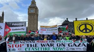 علق المحتجون على شريط ممتد بين العواميد، ثيابا طفولية وشعارات تنادي بوقف "قتل الأطفال في غزة"- إكس