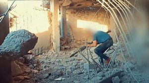 مشهد لأحد مقاتلي "القسام" قبل استهداف مدرعة للاحتلال شمال غزة- إعلام القسام