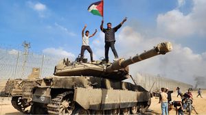 هناك فلسطينيٌّ يقف على أرضه شامخا ببندقيته وكبريائه وعزَّته يصنع نصره بيده