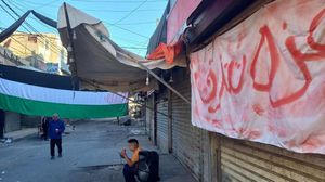 علّق مواطنون لافتات تشير لمجازر الاحتلال أمام أبواب المحال المغلقة - فيسبوك
