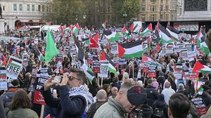 وصفت وزير الداخلية البريطانية المسيرة المؤيدة لفلسطين بأنها "مسيرة كراهية"- الأناضول 