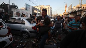 إنقاذ مصابين في قصف أمام مستشفى الشفاء في غزة- الأناضول