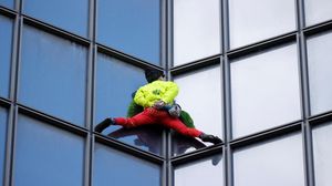 الرجل العنكبوت الفرنسي يتسلق برجا عاليا- موقع إكس