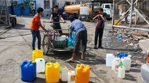 أطفال في غزة يحاولون تأمين احتياجات عائلاتهم من مياه الشرب- موقع إكس