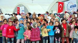 تسعى منظمات عديدة لاستغلال ظروف اللاجئين (صورة من افتتاح مدرسة بلجيكية للاجئين في تركيا - أرشيفية)
