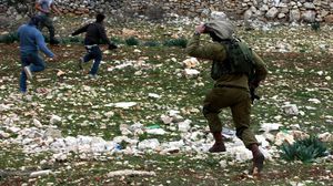 اعتقلت قوات الاحتلال الإسرائيلي السبت فتيين من مدينة الخليل بعد اقتحام منزليهما- الأناضول