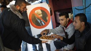 فلسطينيون يوزعون الحلوى ابتهاجاً بموت شارون - أ ف ب
