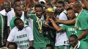 لاعبو المنتخب النيجيري يحتفلون بحصولهم على كأس أمم أفريقيا 2013 - ا ف ب