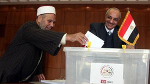 مواطن مصري يصوت على الدستور في سفارة مصر بالأردن - الأناضول