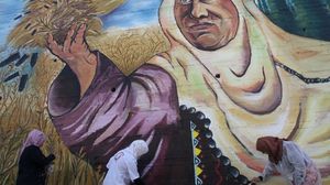 فنانون يرسمون جدارية "هنا أرض كنعان" في نابلس