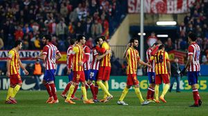 لاعبو برشلونة واتلتيكو مدريد يتبادلون التحية بعد انتهاء المباراة - أ ف ب