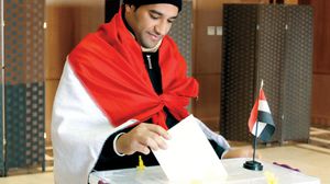 مواطن مصري يدلي بصوته على تعديل الدستور - ا ف ب - أرشيفية