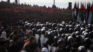 عناصر من قوات الشرطة والامن الوطني والدفاع المدني تقوم باستعراض في غزة - الاناضول