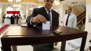 مواطن مصري يصوت على الدستور - ا ف ف - أرشيفية