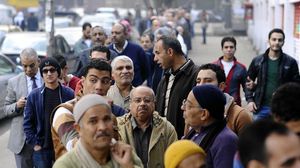 مصريون أمام أحد مراكز الاقتراع في القاهرة - الأناضول