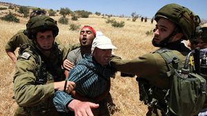 جنود الاحتلال يطردون فلسطينيا من أرضه في الضفة الغربية - أرشيفية