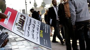 مصريون في اليوم الأول للاستفتاء على الدستور - ا ف ب - أرشيفية