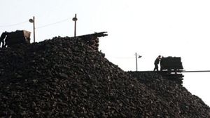 أكوام من الفحم خارج منجم صيني - أ ف ب