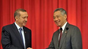 رئيس الوزراء التركي رجب طيب أردوغان مع رئيس وزراء سنغافورة لي حسين لونج- أ ف ب
