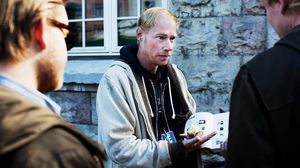 المدمن هنريك يبيع مجلة إليغل في احد شوارع كوبنهاغن - أ ف ب