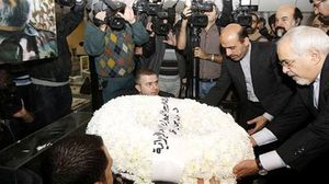 وزير الخارجية الإيراني ظريف يضع زهورا على قبر مغنية - ا ف ب