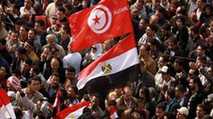 تونس تصادق على أكثر الدساتير ليبرالية في العالم العربي ومصر تعبّد الطريق لرئاسة السيسي