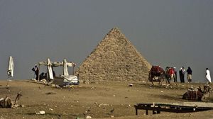 عمال السياحة أمام أحد الإهرامات في مصر - ا ف ب
