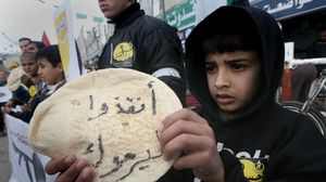 أطفال بغزة يطالبون بانقاذ مخيم اليرموك في سوريا من الحصار (أرشيفية) - الأناضول