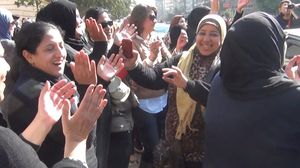 نساء مصريات يرقصن امام إحدى مراكز الاقتراع - ا ف ب