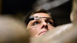 سيدة تستخدم نظارات من غوغل تساعد الصم على فهم لغة الاشارة الايطالية- ا ف ب